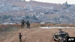 以色列军人在南部加沙地带的边境地区警戒。（2023年12月24日）