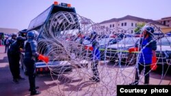 Jami'an 'yan sandan Najeriya suna aikin ciro wayoyin saka shinge a Abuja. (Hoto:Facebook/Femi Adesina)