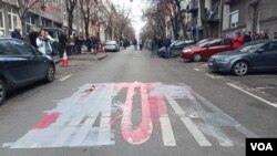 Prefarban natpis "škola" na ulici ispred ulaza u OŠ "Vladislav Ribnikar" (foto: Vesna Radović/Fonet)