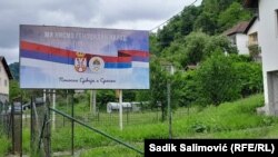 Bilbord postavljen na ulazu u Srebrenicu, Bosna i Hercegovina.