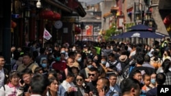 2023年5月1日，中国五一劳动节期间，北京前门步行购物街上挤满了游客。