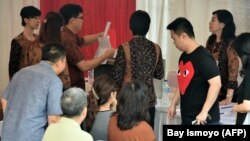 Warga etnis Tionghoa memberikan suara mereka di TPS pada putaran final Pilkada Jakarta pada 19 April 2017. (foto: ilustrasi)