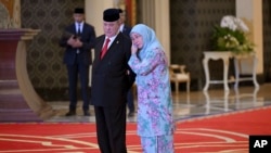 Ratu Malaysia Tunku Azizah Aminah Maimunah Iskandariah memeluk adiknya Sultan Ibrahim Iskandar dari Johor setelah pemilihan Raja Malaysia yang digelar di Istana Nasional di Kuala Lumpur, pada 27 Oktober 2023. (Foto: Mohd Rasfan/Pool foto via AP)