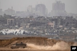 Tentara Israel bergerak di atas tank dekat perbatasan Israel-Gaza, terlihat dari Israel selatan, Kamis, 25 April 2024. (AP Photo/Leo Correa)