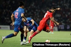 Purachet Thodsanid dari Thailand berhadapan dengan Muhammad Fajar Fathur Rachman dari Indonesia. (Foto: REUTERS/Chalinee Thirasupa)