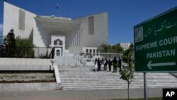 ইসলামাবাদে পাকিস্তানের সুপ্রিম কোর্টের বাইরে আইনজীবীরা। ৪ এপ্রিল, ২০২৩।