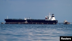 Kapal tanker pengangkut minyak Kerala, yang disewa oleh Chevron, tengah memuat pasokan di terminal minyak Bajo Grande di Danau Maracaibo, Venezuela, pada 5 Januari 2023. (Foto: Reuters/Isaac Urrutia)