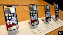 Depkeh AS menuduh raksasa teknologi Apple merekayasa monopoli ilegal dalam industri ponsel pintar yang mengucilkan kompetitor dan menghambat inovasi (foto: dok). 