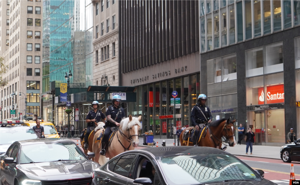 ኒው ዮርክ በሚገኘው በግዙፉ የመንግሥታቱ ድርጅት የጠቅላላ ጉባዔ አዳራሽ አካባቢ ፖሊስ ጥበቃ እያደረገ&nbsp;