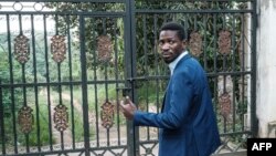 Le candidat à la présidentielle Robert Kyagulanyi, également connu sous le nom de Bobi Wine, à la porte de son domicile à Magere, en Ouganda, le 15 janvier 2021.