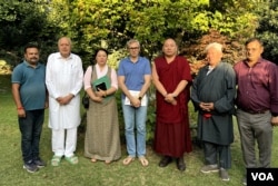 Tibetan parliamentarians in exile met two former Chief Ministers of Jammu and Kashmir Farooq Abdullah and Vice President Omar Abdullah at their residence in Srinagar. (Wasim Nabi for VOA)