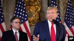 美国前总统特朗普和众议院议长迈克·约翰逊2024年4月12日在佛罗里达海湖庄园举办新闻发布会。