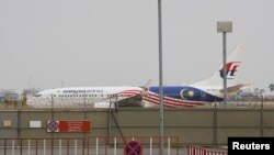 យន្តហោះដែលដឹកជនជាតិជប៉ុន ១៩ នាក់ ដែលត្រូវបានបណ្តេញចេញពីកម្ពុជាពាក់ព័ន្ធនឹងសកម្មភាពឆបោកតាមទូរសព្ទ កំពុងចាកចេញពីអាកាសយានដ្ឋានអន្តរជាតិភ្នំពេញ កាលពីថ្ងៃទី ១១ ខែមេសា ឆ្នាំ ២០២៣។ 