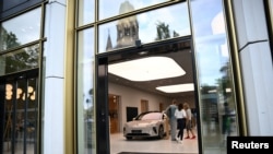 德国柏林居民正在一个中国蔚来汽车展厅里观看展示的NIO电动车。（2023年8月17日）