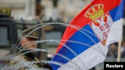 Italijanski pripadnik kosovskih snaga (KFOR) predvođenih NATO-om posmatra dok stoji na straži u Leposaviću na Kosovu.