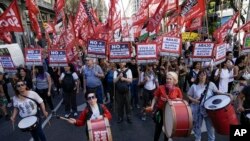 Warga turun ke jalan di Buenos Aires pada 20 Desember 2023, di mana mereka menentang kebijakan yang diambil pemerintahan presiden baru Javier Milei dalam bidang ekonomi. (Foto: AP/Rodrigo Abd)