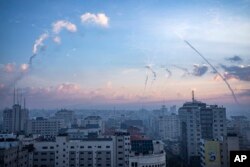 Rakete ispaljene iz Gaze ka Izraelu ostavljaju tragove na jutarnjem nebu, 7. oktobra 2023.