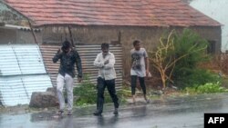 ریاست گجرات میں آندھی اور شتید ہواؤں کےجھکڑ چلنے کے نتیجے میں چھتیں اڑ گئیں اورمتعدد درخت زمین سے اکھڑ گئے ۔