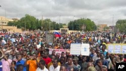 Les partisans de la junte au pouvoir au Niger se rassemblent pour une manifestation appelée à lutter pour la liberté du pays et à repousser l'ingérence étrangère, à Niamey, au Niger, le 3 août 2023.