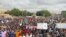 Les partisans de la junte au pouvoir au Niger se rassemblent pour une manifestation appelée à lutter pour la liberté du pays et à repousser l'ingérence étrangère, à Niamey, au Niger, le 3 août 2023.