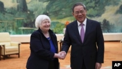 Menteri Keuangan AS Janet Yellen bertemu Perdana Menteri China Li Qiang di Aula Besar Rakyat di Beijing, China, 7 April 2024. (Foto: AP)