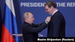 Presiden Rusia Vladimir Putin memberikan penghargaan Ordo Alexander Nevsky kepada Presiden Serbia Aleksandar Vucic setelah pertemuan mereka di Beograd, Serbia, 17 Januari 2019. (Foto: via Reuters)
