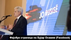 Али Ахмети, претседател на ДУИ, држи говор во конференциска сала на потпишувањето договор за коалицирање меѓу ДУИ и новоформираната партија Народно движење во Скопје, Северна Македонија, 19 март, 2024 година.