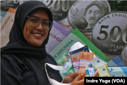 Seorang warga menunjukkan uang pecahan kecil yang baru saja didapatkan di layanan tukar uang pecahan kecil yang diadakan Bank Indonesia di GBK, Jakarta Pusat pada Minggu (9/4). (Foto: VOA/Indra Yoga)
