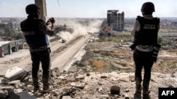 FILE: Para jurnalis mengambil gambar dari atas gedung yang rusak menghadap gedung rumah sakit Al-Salam yang hancur di Khan Yunis, 7 April 2024 setelah Israel menarik pasukan daratnya keluar dari Jalur Gaza selatan. (AFP)