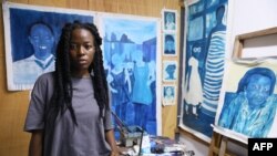 L'artiste ghanéenne Awanle Ayiboro Hawa Ali dans son atelier à Accra, au Ghana, le 8 mai 2023.