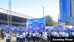 Wafanyakazi wa Wizara,Taasisi mbalimbali za Serikali na Binafsi wakipita mbele ya Jukwaa Kuu kutoa ujumbe kuhusiana na masuala mbalimbali ya Wafanyakazi. Sherehe zimefanyika kitaifa katika Uwanja wa Sheikh Amri Abeid Mkoani Arusha tarehe 01 Mei 2024. - Ikulu
