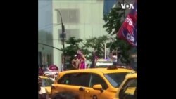 一些特朗普支持者在纽约特朗普大厦周围聚集 