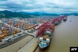 چین کی بندرگاہ ژوشن پر جہازوں میں سامان لوڈ کیا جا رہا ہے۔6 جون 2023