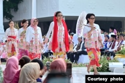 Para menteri perempuan melenggang gemulai dengan kebaya dan kain cantik berwarna-warni pada acara “Istana Berkebaya” hari Minggu (6/8). (Courtesy: Setpres RI)