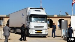 Les douanes tunisiennes contrôlent un camion libyen après son passage en Tunisie par la frontière de Ras Jedir avec la Libye, le 7 avril 2014. (Photo par Fathi NASRI / AFP)
