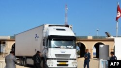 Lori likiingia Tunisia kutoka Libya kwenye mpaka wa Ras jedir uliofunguliwa Jumatatu.Picha ya maktaba