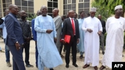 Le candidat à la présidentielle Nassour Ibrahim Koursami (centre) entouré des membres du GCAP.