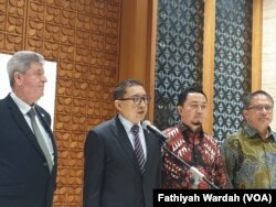 Ketua Badan Kerjasama Antar Parlemen Fadli Zon bersama Duta Besar Palestina untuk Indonesia Zuhair Al Shun memberikan konferensi pers di Gedung MPR/DPR, Selasa (10/10) usai melakukan pertemuan. (VOA/Fathiyah Wardah)