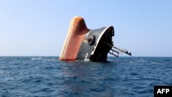 ፋይል፡ የሩቢማር ጭነት መርከብ በሁቲ ታጣቂዎች ጥቃት ከደረሰበት በኋላ በየመን የባህር ዳርቻ በከፊል ሰምጦ ይታያል፣ የካቲት 28 2016 ዓ.ም.