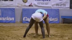 Un migrant sénégalais adolescent remporte son premier tournoi de Lucha Canaria