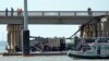 Para pekerja memeriksa lokasi di mana sebuah tongkang menabrak struktur jembatan Pulau Pelican di Galveston, Texas, pada 15 Mei 2024. (Foto: AP/David J. Phillip)