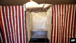 ফাইল ছবি—ক্যামব্রিজ, ম্যাসাচুসেটস সিটি হলে ভোটারদের জন্য বুথ প্রস্তুত করা হয়েছে (ফেব্রুয়ারি ২৪, ২০২০)