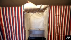 资料照片：2020年2月24日，马萨诸塞州剑桥市市政厅的投票亭已准备好供选民使用。(美联社照片)