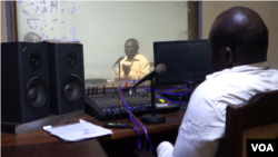 La radio communale de Batouri est l’une des radios qui sensibilise en langue locale contre la corruption.