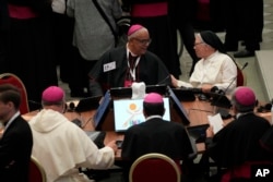 Peserta sesi pembukaan Sidang Umum Sinode Para Uskup ke-16 tiba di Aula Paulus VI di Vatikan, Rabu, 4 Oktober 2023. Untuk pertama kalinya, perempuan dan umat awam dapat memberikan suara pada proposal tertentu bersama para uskup. (AP/Gregorio Borgia)