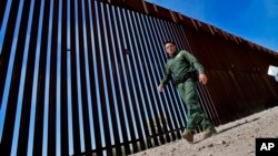 Одделот за домашна безбедност вели дека „нема специфични веродостојни разузнавачки информации што укажуваат на каква било потенцијална закана за татковината во овој момент“