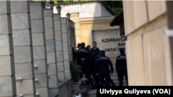 İmran Əliyev Xətai rayon məhkəməsindən aparılarkən.