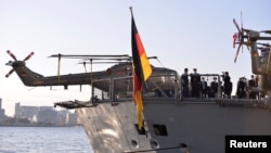 资料照：德国海军护卫舰巴伐利亚号停靠在东京国际邮轮码头期间，时任日本防务大臣岸信夫登舰参观。(2021年11月5日)