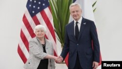 재닛 옐런(왼쪽) 미국 재무장관과 브뤼노 르메르 프랑스 재무장관이 28일 브라질 상파울루 주요20개국(G20) 재무장관회의 현장에서 회동하고 있다. 