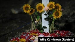 Kelopak bunga terlihat di pemakaman di Jakarta, 23 Juli 2021, sebagai ilustrasi. Kasus bunuh diri generasi strawberry akhir-akhir marak terjadi di Tanah Air. WHO memprediksi depresi akan menjadi masalah gangguan kesehatan utama. (Foto: REUTERS/Willy Kurniawan)